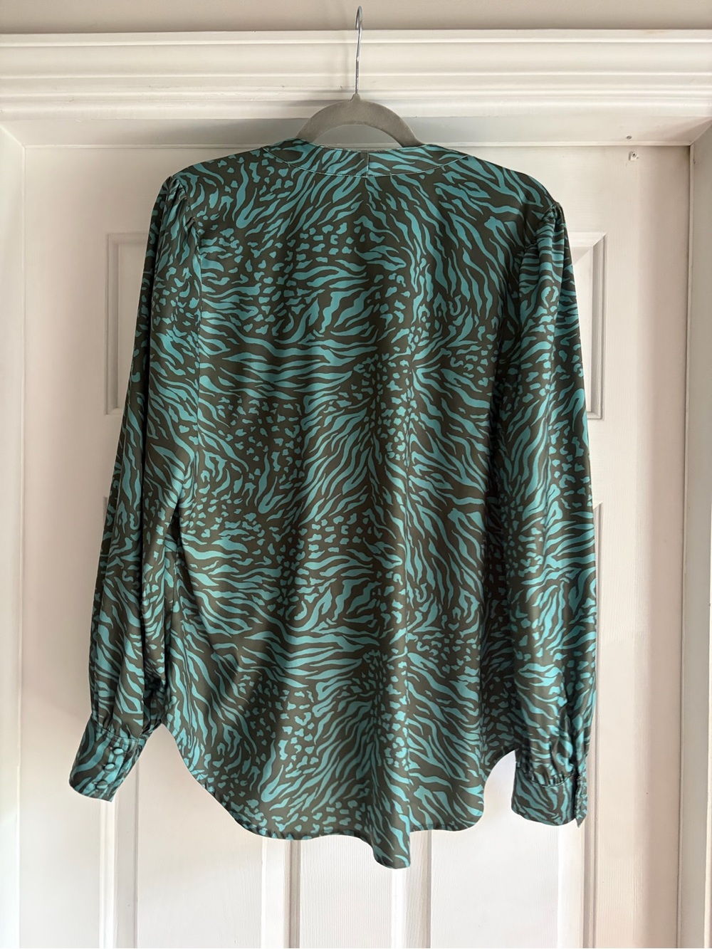 ABBEY GLASS Printed V-Neck Button Front Blouse - Green/Teal, XL - Picture 2 of 5